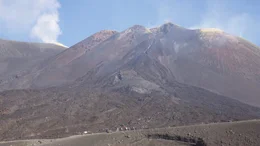 Der &Auml;tna ist durch unz&auml;hlige Ausbr&uuml;che auf &uuml;ber 3300 Meter gewachsen. So lange kein Ausbruch bevorsteht, d&uuml;rfen Touristen in Begleitung von Bergf&uuml;hrern zu seinen Gipfelkratern.