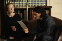 MI5-Agentin Geraldine Maltby (Jennifer Ehle) beauftragt Will Holloway (Kit Harington) damit, den untergetauchten Leiter der Anti-Terror-Einheit ausfindig zu machen.
