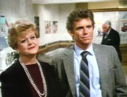 Jessica Fletcher (Angela Lansbury) besucht ihre Nichte Victoria in der Werbeagentur. Deren Ehemann Howard (Jeff Conaway) begleitet sie dorthin.