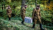 Ungarische Soldaten tragen Kiste zum Bauernhof Ungarische Soldaten tragen Kiste zum Bauernhof