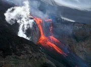 Ende März beginnt der Vulkanausbruch des Eyjafjallajökull mit einer „Roten Eruption“. Glühende Lava ergießt sich aus einem langen Felsspalt ins Tal. Ende März beginnt der Vulkanausbruch des Eyjafjallajökull mit einer „Roten Eruption“. Glühende Lava ergießt sich aus einem langen Felsspalt ins Tal.