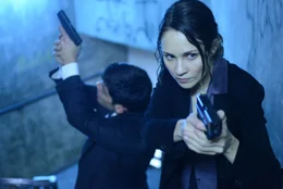 June (Tuppence Middleton, r.) und Ed Lansbury (Ronan Summers) versuchen, den beim Gefangenen-Transport entkommenen Terroristen Qasim zu fassen.