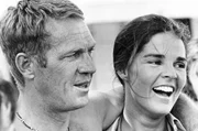 1972 lernen sich Steve McQueen und Ali MacGraw bei den Dreharbeiten zu Sam Peckinpahs Krimi „Getaway“ kennen. Ihre Liebesgeschichte zählt zu den berühmtesten Hollywood-Romanzen der 1970er-Jahre.