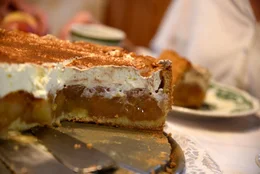 Die von Margarita Huber vom Anderlbauer in Frasdorf selbstgemachte Apfel-Weintorte besticht durch ihre saftige Konsistenz und ihren feinen Geschmack.
