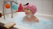 Vilda (Sofia Sittnikow) übernachtet bei Großtante Eva. Bei Eva ist es toll! Da gibt es Abendbrot in der Badewanne.
