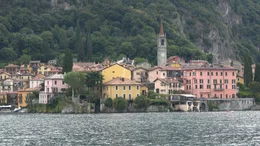 Varenna gilt als h&uuml;bschester Ort am Comer See. An der Uferpromenade herrscht reges Treiben.