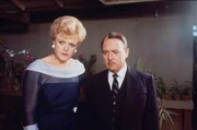 Grundst&uuml;cksmakler Paul Mayfield wird auf einer Cocktailparty auf Hawaii erschossen. Jonathan Higgins (John Hillerman, r.), der ein alter Freund von Jessica Fletcher (Angela Lansbury, l.) ist, bittet die Hobby-Detektivin, sich der Sache anzunehmen.