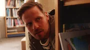 Vildas Papa (Peter Kanerva) spielt Verstecken in der Bibliothek.