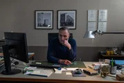 Holger Tesche (Dirk Martens) in seinem Büro in der JVA. Holger Tesche (Dirk Martens) in seinem Büro in der JVA.