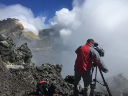Der Eingang zum H&ouml;llenschlund des &Auml;tna. Nur f&uuml;r einen Moment gibt die "Bocca Nuova", einer der Gipfelkrater einen Blick f&uuml;r ZDF-Kameramann Ralph Zeilinger frei.
