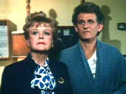 Jessica (Angela Lansbury) muss ihrem Cousin Calhoun (Peter Bonerz) aus der Patsche helfen, als er des Mordes bezichtigt wird.