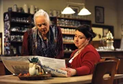 Theres zeigt Moni eine Todesanzeige im Baierkofener Kurier. Von links: Theresa Brunner (Ursula Erber) und Monika Vogl (Christine Reimer).