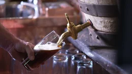 Ein Bier wird gezapft.