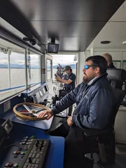 Steuermann Michael Hürrig an Bord eines Ausflugsschiffes. Steuermann Michael Hürrig an Bord eines Ausflugsschiffes.
