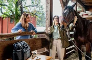 Bei der Versorgung der verletzten Stute Caramel bekommt Tierärztin Dr. Susanne Mertens (Elisabeth Lanz, l.) Unterstützung von Dr. Elif Şahin (Neshe Demir, r.), die Cheftierärztin aus dem Zoo. Bei der Versorgung der verletzten Stute Caramel bekommt Tierärztin Dr. Susanne Mertens (Elisabeth Lanz, l.) Unterstützung von Dr. Elif Şahin (Neshe Demir, r.), die Cheftierärztin aus dem Zoo.