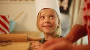 Vilda (Sofia Sittnikow) backt mit Papa Lebkuchen. Vilda (Sofia Sittnikow) backt mit Papa Lebkuchen.