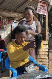 Für die Frauen in Simbabwe ist ihr Äußeres Ausdruck von Persönlichkeit, Würde – und ein Mittel, sich in einer von Männern dominierten Gesellschaft zu behaupten.