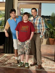 L-R: Charlie (Charlie Sheen), Jake (Angus T. Jones) und Alan (Jon Cryer)