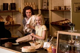 Ida (Jule Hermann) und ihre Mutter (Fritzi Haberlandt) in ihrer Bäckerei.