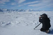 Vom Meereis aus filmt Tierfilmer Uwe Anders die K&uuml;stenlinie Gr&ouml;nlands.