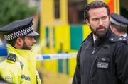 Kieran (Emmett J. Scanlan) trifft am Tatort ein und erfährt, dass Lizzie schwer verletzt wurde.