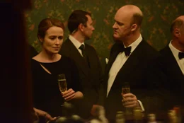 Die MI5-Chefs Oliver Mace (Tim McInnerny) und Geraldine Maltby (Jennifer Ehle) &uuml;berlegen gemeinsam, wie sie den auf eigene Faust ermittelnden Harry stoppen k&ouml;nnen.