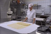 Kurz vor dem Einrollen, Strudel mit s&uuml;&szlig;er Semmelbr&ouml;sel-F&uuml;llung, Villach.