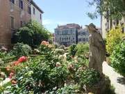 Der Rosengarten des Palazzo Malipiero Barnabo direkt am Canal Grande ist ein verborgenes Paradies inmitten des Trubels.