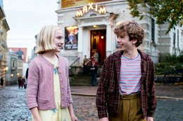 L-R: Ida (Jule Hermann) und Timm Thaler (Arved Friese)