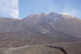 Der &Auml;tna ist durch unz&auml;hlige Ausbr&uuml;che auf &uuml;ber 3300 Meter gewachsen. So lange kein Ausbruch bevorsteht, d&uuml;rfen Touristen in Begleitung von Bergf&uuml;hrern zu seinen Gipfelkratern.