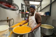 Chefkoch Nawshad Bundhoo beherrscht die Zubereitung des Nationalgerichts Dholl Puri wie im Schlaf