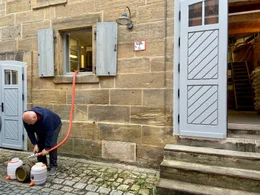 Bier Ausschank in Se&szlig;lach, hier braut die Kommune f&uuml;r ihre B&uuml;rger. Der Liter Bier f&uuml;r einen Euro, alle d&uuml;rfen kommen und zapfen.