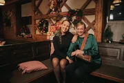 Die Adventzeit ist wie geschaffen, auch mal ein paar ruhigere Töne anzuschlagen. Dies übernimmt gekonnt und süffisant das Oberpfälzer Damen-Duo "Nackad sing i niad!" Die Adventzeit ist wie geschaffen, auch mal ein paar ruhigere Töne anzuschlagen. Dies übernimmt gekonnt und süffisant das Oberpfälzer Damen-Duo "Nackad sing i niad!"