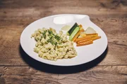 Die Hauptspeise vegetarisch: Kräuterspätzle mit buntem Gemüse. Die Hauptspeise vegetarisch: Kräuterspätzle mit buntem Gemüse.