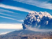 Im Durchschnitt alle f&uuml;nf Jahre bricht auf Island ein Vulkan aus. Als im M&auml;rz 2010 der Eyjafjallaj&ouml;kj&ouml;ll ausbricht, waren bereits zehn Jahre seit der letzten Eruption vergangen.