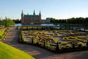 Dänemark ist eine der ältesten Monarchien der Welt mit 600 Schlössern und Herrenhäusern. Dänemark ist eine der ältesten Monarchien der Welt mit 600 Schlössern und Herrenhäusern.