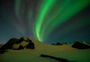 Im Winter geht die Sonne zwei Monate lang nicht auf. Am Himmel leuchten dafür geheimnisvolle Polarlichter, hervorgerufen durch winzige, elektrisch geladene Teilchen, die der Sonnenwind aus der Tiefe des Alls auf die Erde weht. Im Winter geht die Sonne zwei Monate lang nicht auf. Am Himmel leuchten dafür geheimnisvolle Polarlichter, hervorgerufen durch winzige, elektrisch geladene Teilchen, die der Sonnenwind aus der Tiefe des Alls auf die Erde weht.
