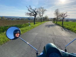 ZDF-Reporter Stefan Leifert mit dem Roller unterwegs in Franken, auf der Bierstra&szlig;e.