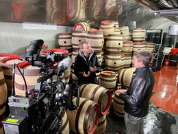 &Uuml;ber 300 Brauereien gibt es in Franken, Braumeister Matthias Trum (l.) erkl&auml;rt Autor Stefan Leifert (r.), wie Rauchbier entsteht.