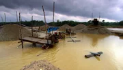 Tausende kleiner Goldminen säumen die Flüsse im Gebiet des Amazonas. Um die Goldpartikel zu binden, nutzen die Arbeiter Quecksilber. Über 20.000 Kilo des hochgiftigen Elements fließen jährlich flussabwärts und gefährden alles Leben im Strom.