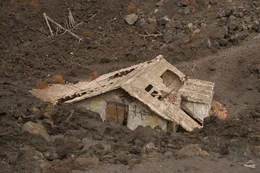 Ein von einem Lavastrom versch&uuml;ttetes Haus am S&uuml;dhang des &Auml;tna. Zeugnis der unb&auml;ndigen Kraft dieses Vulkans.