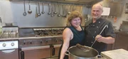 Wirt und Koch Günther Putz mit seiner Frau Lisa in der Küche des Gasthauses "Alter Weißbräu" in Bad Birnbach. (Keyvisual).
