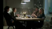 Abendessen für zwei Pärchen: Clara (Josephine Bornebusch, vorne re.) stellt ihren „Neuen“ Peter (Sverrir Gudnason, vorne li.) bei Sasha (Nina Zanjani, hinten li.) und Vincent (Christopher Wagelin, hinten re.) vor. Abendessen für zwei Pärchen: Clara (Josephine Bornebusch, vorne re.) stellt ihren „Neuen“ Peter (Sverrir Gudnason, vorne li.) bei Sasha (Nina Zanjani, hinten li.) und Vincent (Christopher Wagelin, hinten re.) vor.