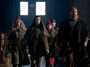 Tuva (Anette Støvelbæk), Tinka (Josephine Chavarria Højbjerg), Vilma (Esther Marie Boisen Berg), Bjergi (Paw Henriksen) und Storm (Troels Lyby, v.l.n.r.) stürmen in die Krönungszeremonie. Tuva (Anette Støvelbæk), Tinka (Josephine Chavarria Højbjerg), Vilma (Esther Marie Boisen Berg), Bjergi (Paw Henriksen) und Storm (Troels Lyby, v.l.n.r.) stürmen in die Krönungszeremonie.