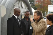 Versuchen, den merkwürdigen Geschehnissen auf die Spur zu kommen: Broyles (Lance Reddick, l.), Agent Hubert (Demore Barnes, 2.v.l.), Walter (John Noble, 2.v.r.) und Astrid (Jasika Nicole, r.) ... Versuchen, den merkwürdigen Geschehnissen auf die Spur zu kommen: Broyles (Lance Reddick, l.), Agent Hubert (Demore Barnes, 2.v.l.), Walter (John Noble, 2.v.r.) und Astrid (Jasika Nicole, r.) ...