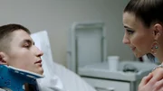 Nach seinem Unfall besucht Elsa (Dilan Gwyn) ihren Freund Aron (Gustav Lindh) im Krankenhaus.