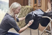 Bei der Hofführung: Martina Knecht bei der Sattelpflege. Bei der Hofführung: Martina Knecht bei der Sattelpflege.