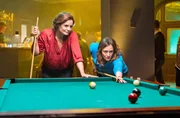 Susanne Mertens (Elisabeth Lanz, l.) wird von ihrer Chefin Dr. Elif Şahin (Neshe Demir, r.) zum Billardspiel herausgefordert. Verstehen sich die beiden auch privat? Susanne Mertens (Elisabeth Lanz, l.) wird von ihrer Chefin Dr. Elif Şahin (Neshe Demir, r.) zum Billardspiel herausgefordert. Verstehen sich die beiden auch privat?