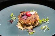 Die Influencerin und Gastronomin Vroni Lutz serviert bei Einfach und köstlich gebratene Tiroler Käseknödel „Kaspressknödel“ mit Sauerkraut Die Influencerin und Gastronomin Vroni Lutz serviert bei Einfach und köstlich gebratene Tiroler Käseknödel „Kaspressknödel“ mit Sauerkraut