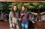 Luisa Mertens (Lilly Wiedemann, l.) und Dr. Susanne Mertens (Elisabeth Lanz, r.) beobachten Luisas Patenrind Gerd. Der junge Bulle humpelt, aber der Zoo hat ganz andere Pläne mit Tieren, die nicht vorm Aussterben bedroht sind. Luisa Mertens (Lilly Wiedemann, l.) und Dr. Susanne Mertens (Elisabeth Lanz, r.) beobachten Luisas Patenrind Gerd. Der junge Bulle humpelt, aber der Zoo hat ganz andere Pläne mit Tieren, die nicht vorm Aussterben bedroht sind.